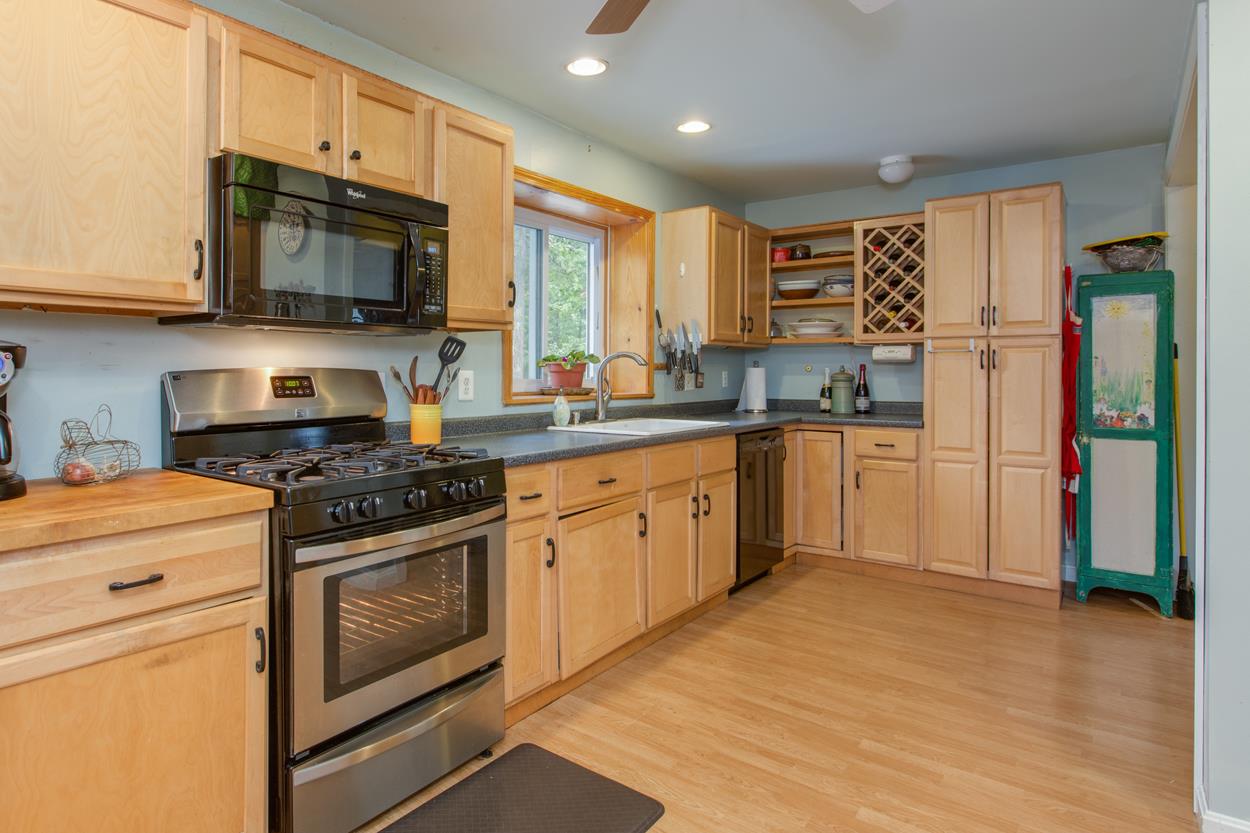 121 Rockingham Road Londonderry, NH 03053 - Photo 13 of 38