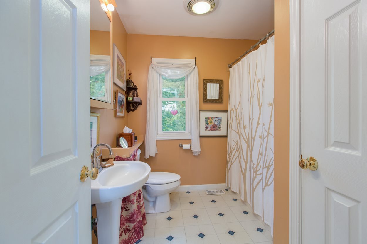 121 Rockingham Road Londonderry, NH 03053 - Photo 15 of 38