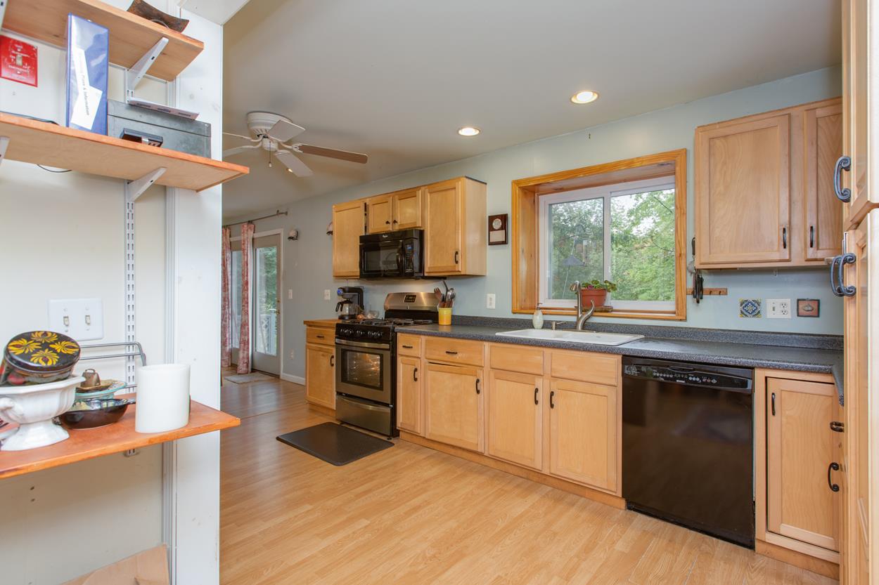 121 Rockingham Road Londonderry, NH 03053 - Photo 7 of 38