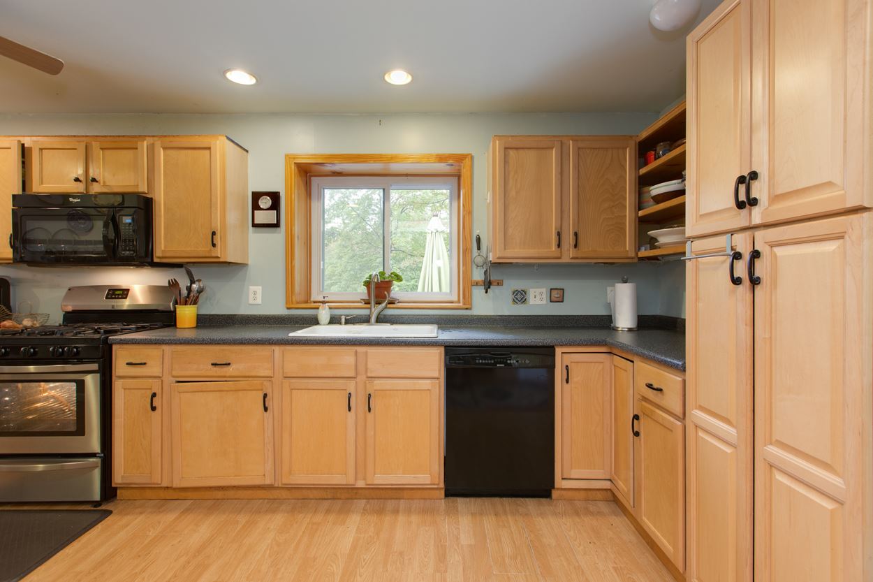 121 Rockingham Road Londonderry, NH 03053 - Photo 10 of 38