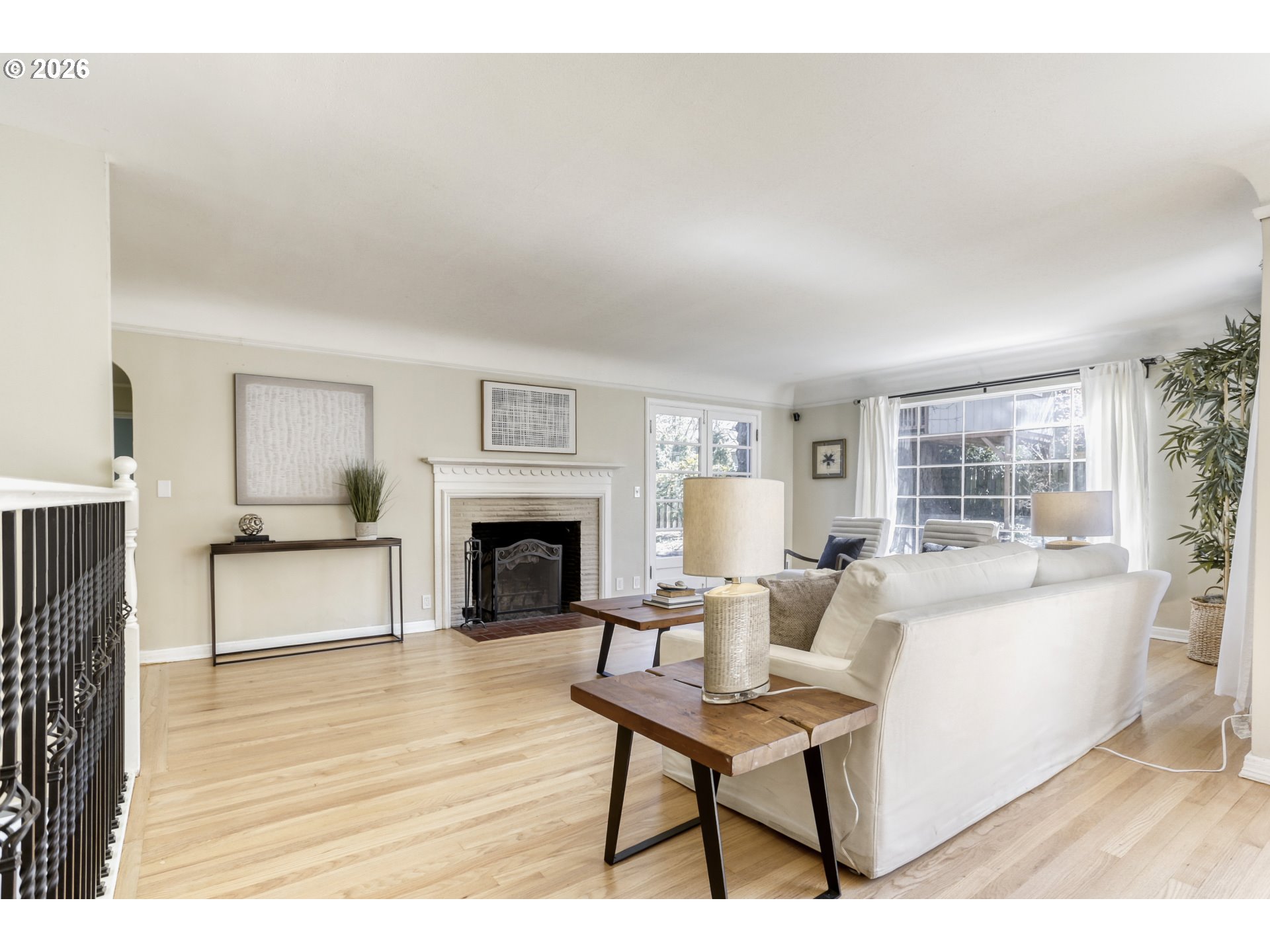 5008 Southwest Taylors Ferry Road Portland, OR 97219 - Photo 5 of 31 Living Room