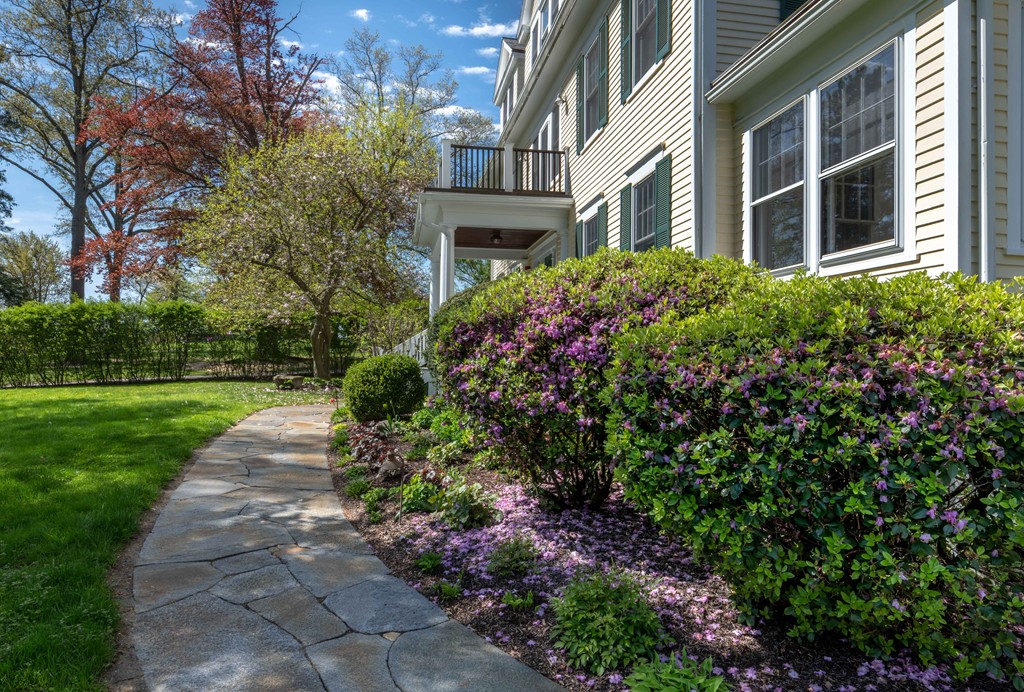88 Round Hill Road, Unit 1 Northampton, MA 01060 - Photo 3 of 29 Gallery Image 3