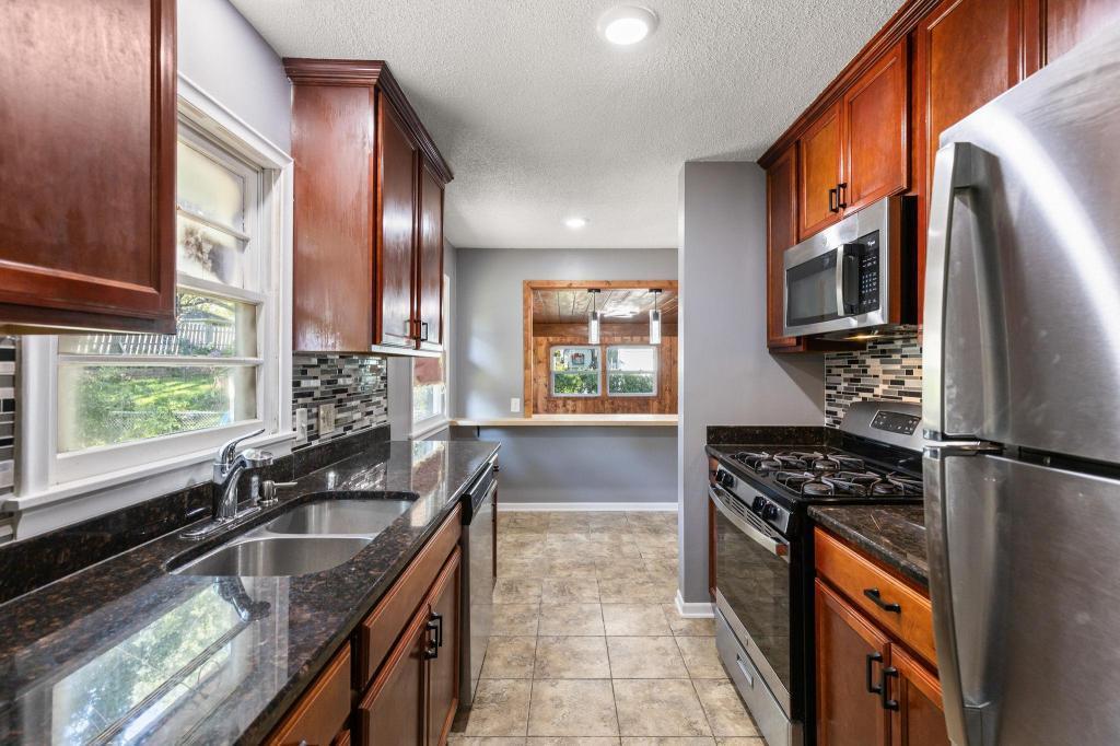 6602 36th Avenue North Crystal, MN 55427 - Photo 5 of 33