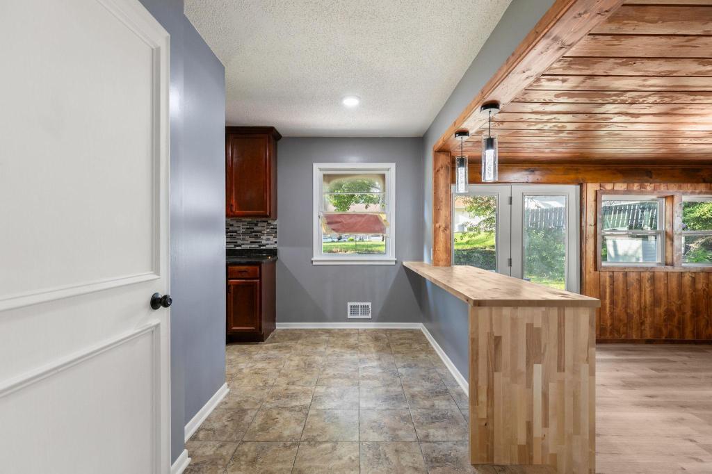 6602 36th Avenue North Crystal, MN 55427 - Photo 8 of 33