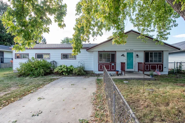 a view of a yard in front of house