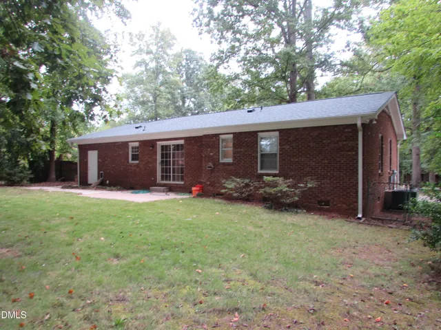 a view of a house with backyard and garden