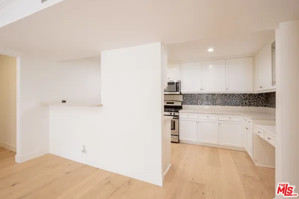 $3,995 | 11640 Woodbridge Street, Unit 106, Studio City, CA 91604