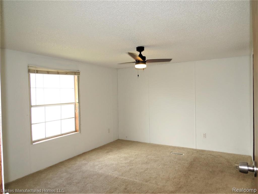 370 Rustic Lane Belleville, MI 48111 - Photo 17 of 29