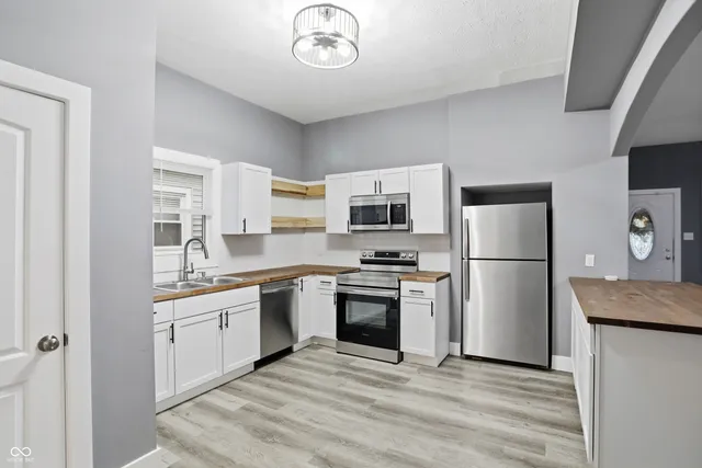 $1,595 | 1035 Albany Street, Indianapolis, IN 46203