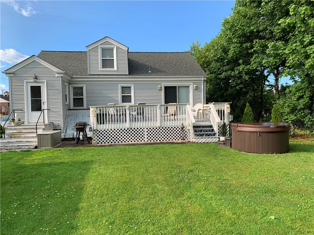 21 Oakwood Road Middletown, RI 02842 - Photo 4 of 20 Gallery Image 4