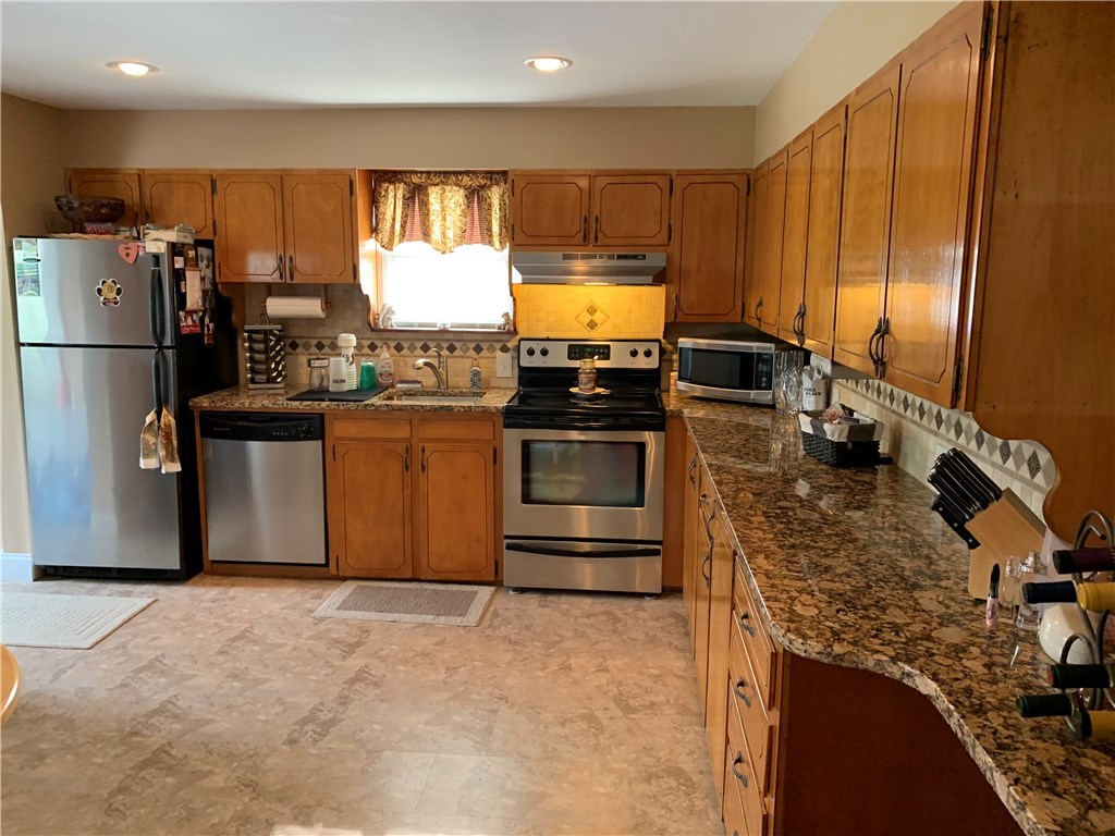 21 Oakwood Road Middletown, RI 02842 - Photo 9 of 20 Gallery Image 9