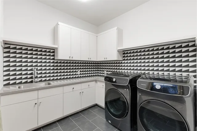 a view of a house with backyard and a tree