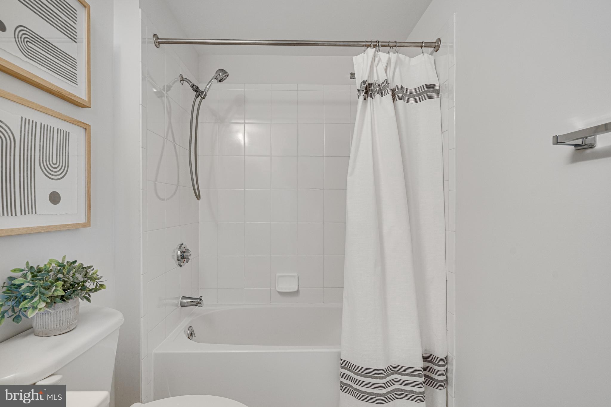 2726 Gallows Road, Unit 609 Vienna, VA 22180 - Photo 17 of 37 Gallery Image 17