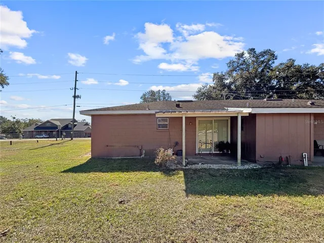 a view of a house with backyard and garden