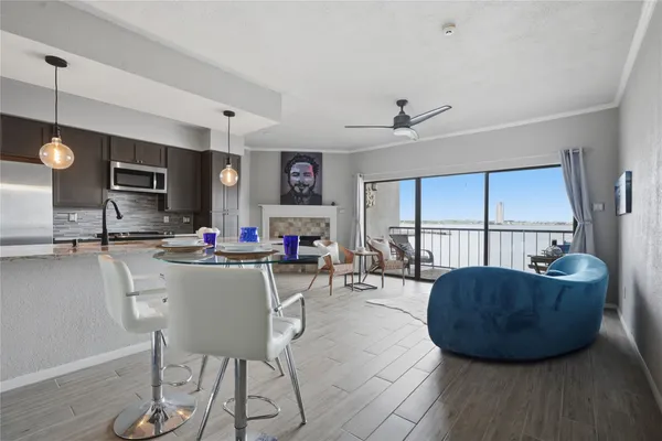 $214,500 | 351 Lakeside Lane, Unit 204, Houston, TX 77058
