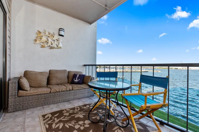 $219,900 | 351 Lakeside Lane, Unit 204, Houston, TX 77058