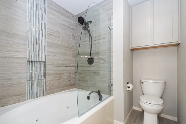 $230,000 | 351 Lakeside Lane, Unit 204, Houston, TX 77058