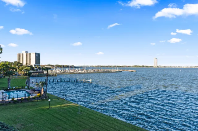 $219,900 | 351 Lakeside Lane, Unit 204, Houston, TX 77058