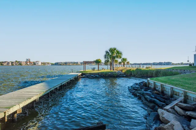 $219,900 | 351 Lakeside Lane, Unit 204, Houston, TX 77058