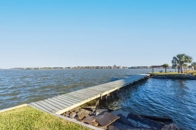 $230,000 | 351 Lakeside Lane, Unit 204, Houston, TX 77058