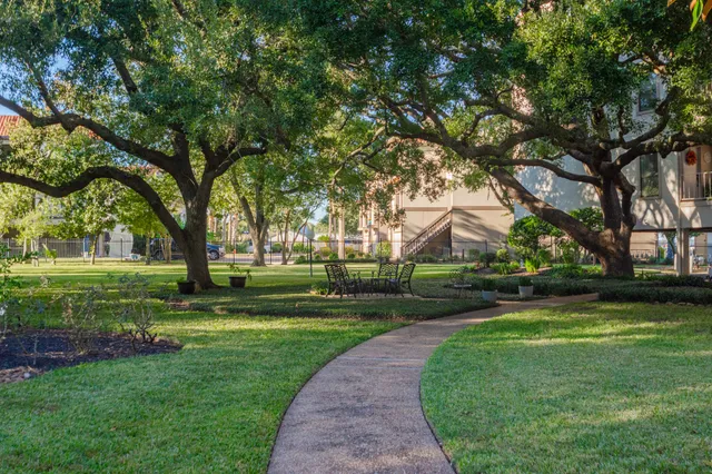 $230,000 | 351 Lakeside Lane, Unit 204, Houston, TX 77058