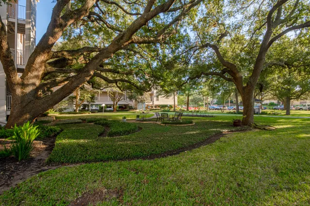 $219,900 | 351 Lakeside Lane, Unit 204, Houston, TX 77058