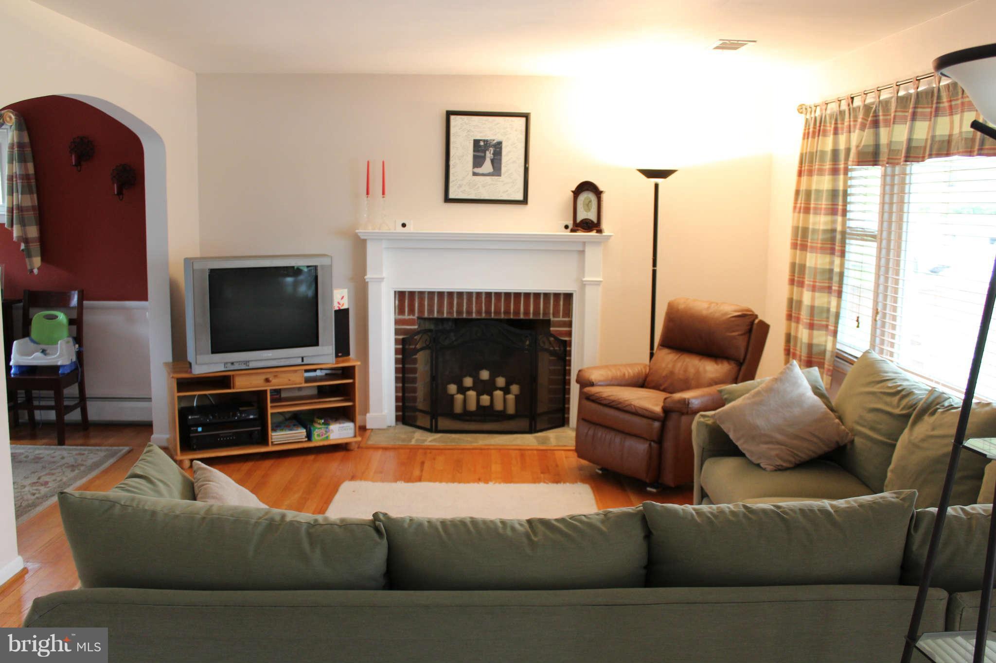 910 Rappaix Court Baltimore, MD 21286 - Photo 2 of 16 Living Room
