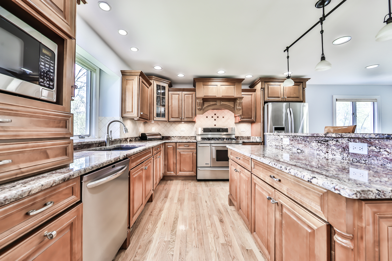 8001 William Drive Willowbrook, IL 60527 - Photo 2 of 44