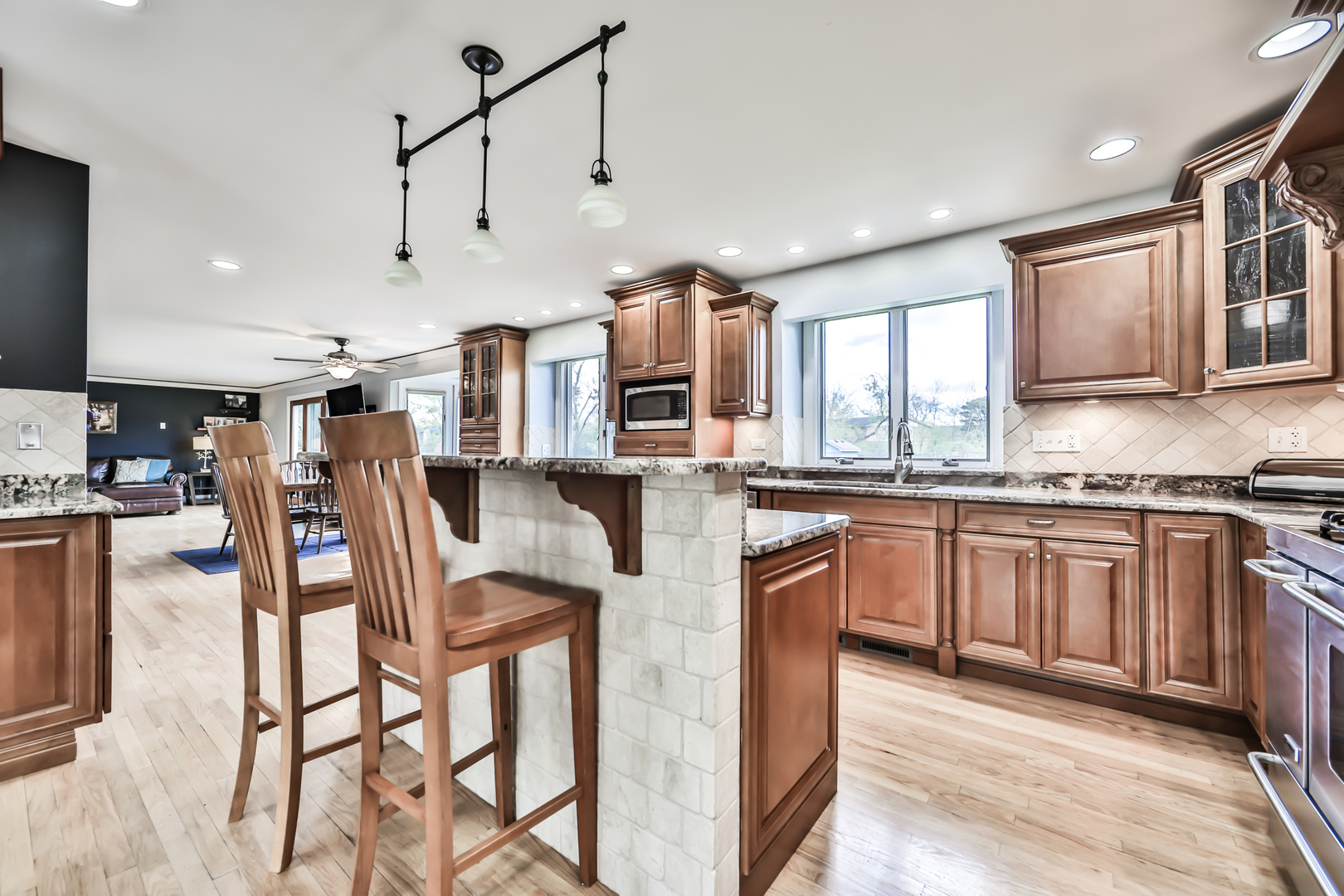 8001 William Drive Willowbrook, IL 60527 - Photo 7 of 44