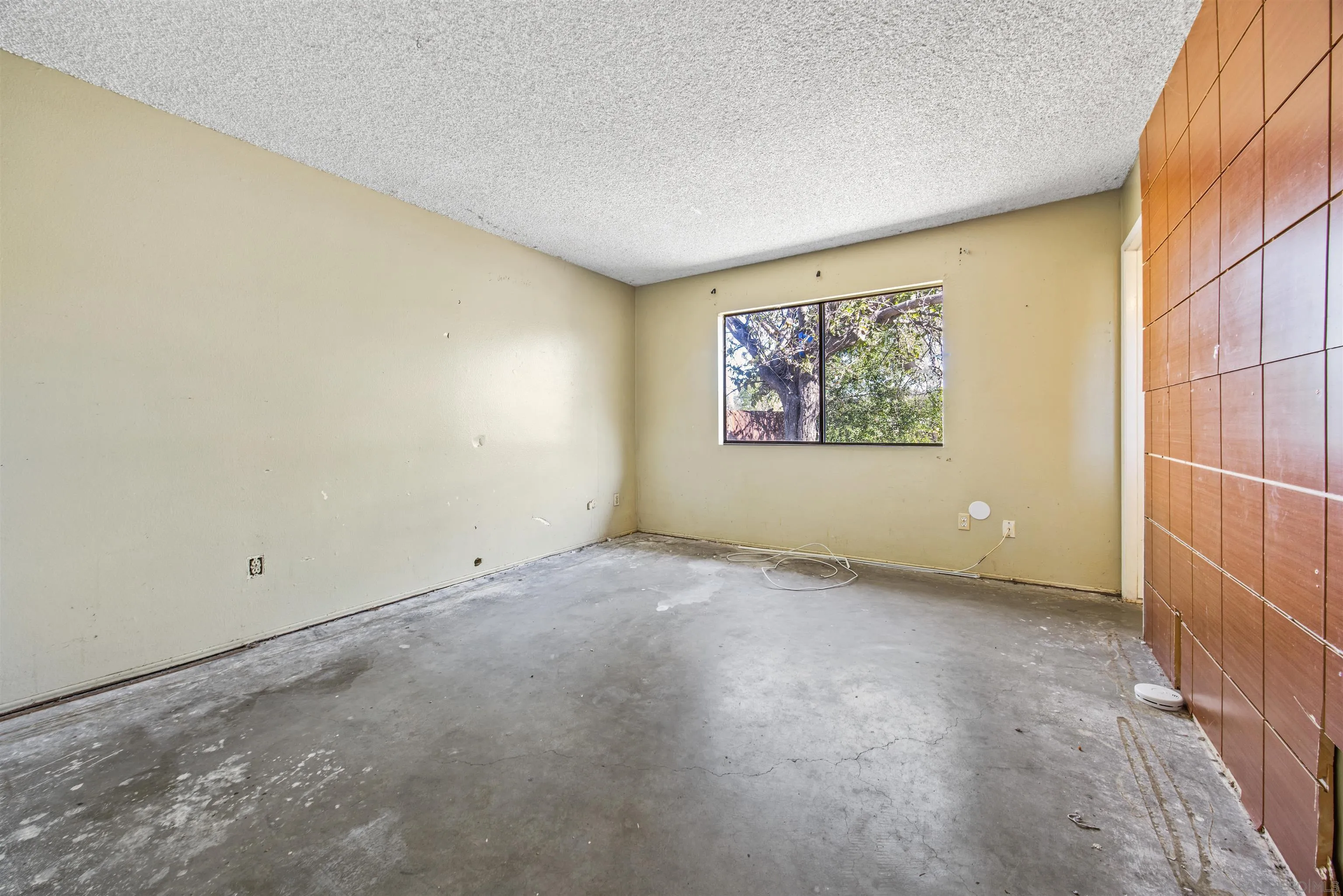 9048 Gideon Circle South Lakeside, CA 92040 - Photo 16 of 21 an empty room with windows