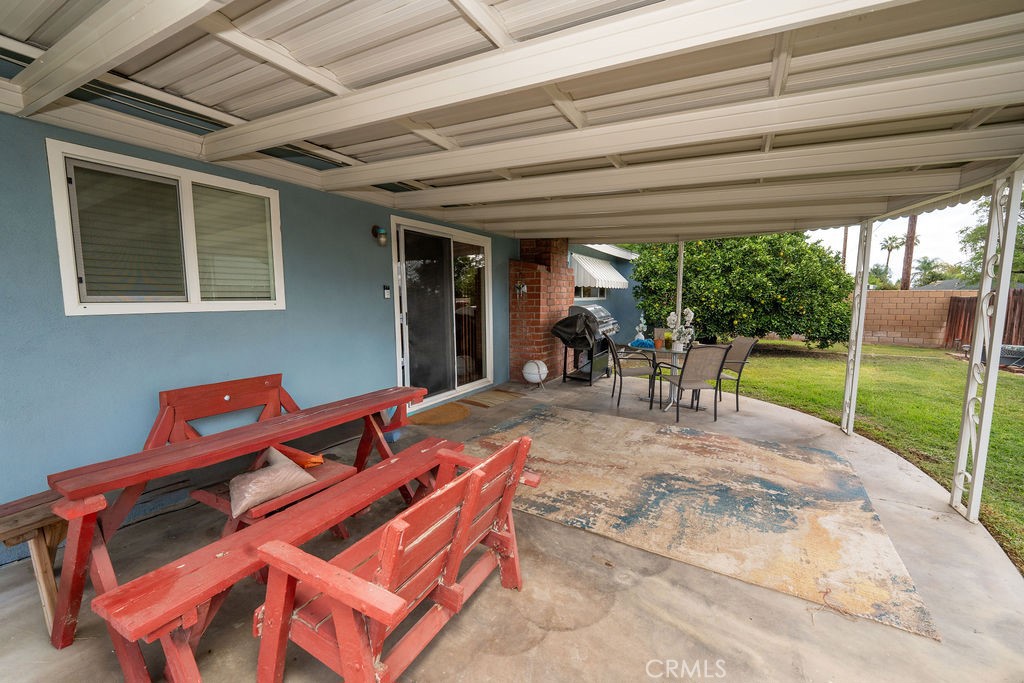885 East Home Street Rialto, CA 92376 - Photo 22 of 26 a outdoor space with chairs