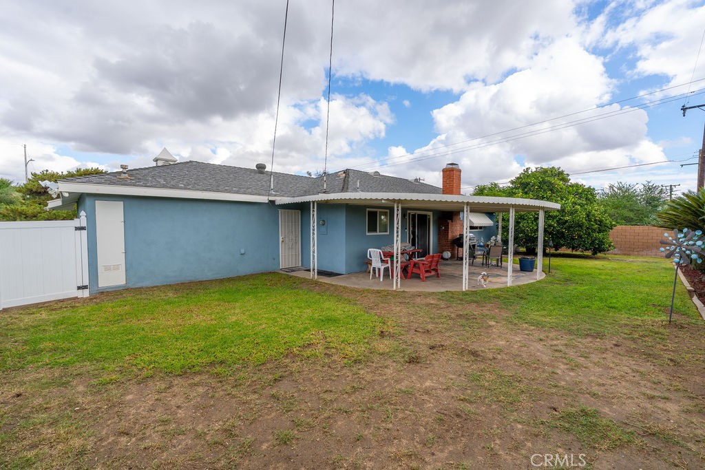 885 East Home Street Rialto, CA 92376 - Photo 23 of 26 a view of a house with backyard and porch