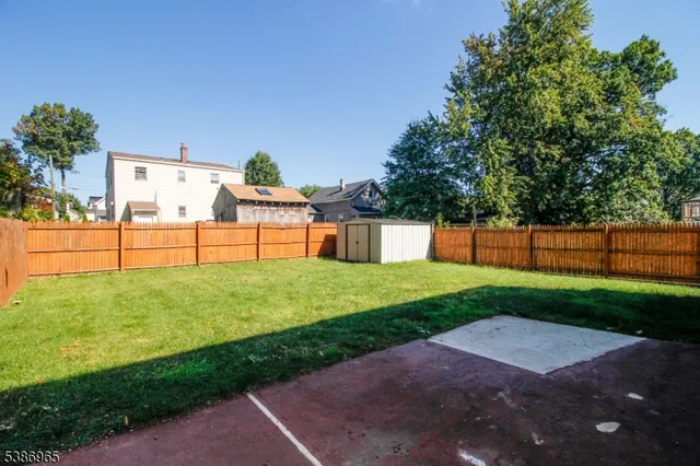 a view of a backyard