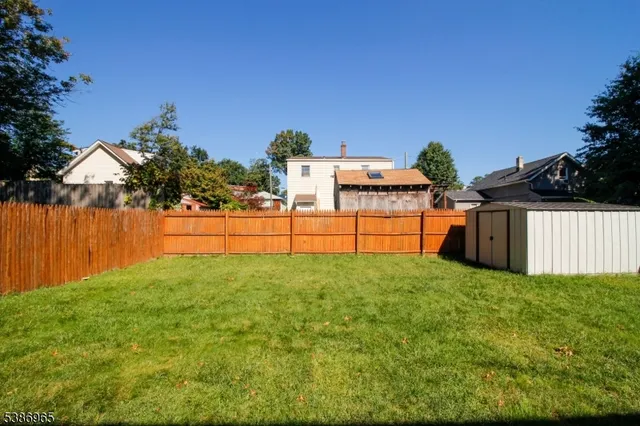 a view of a backyard