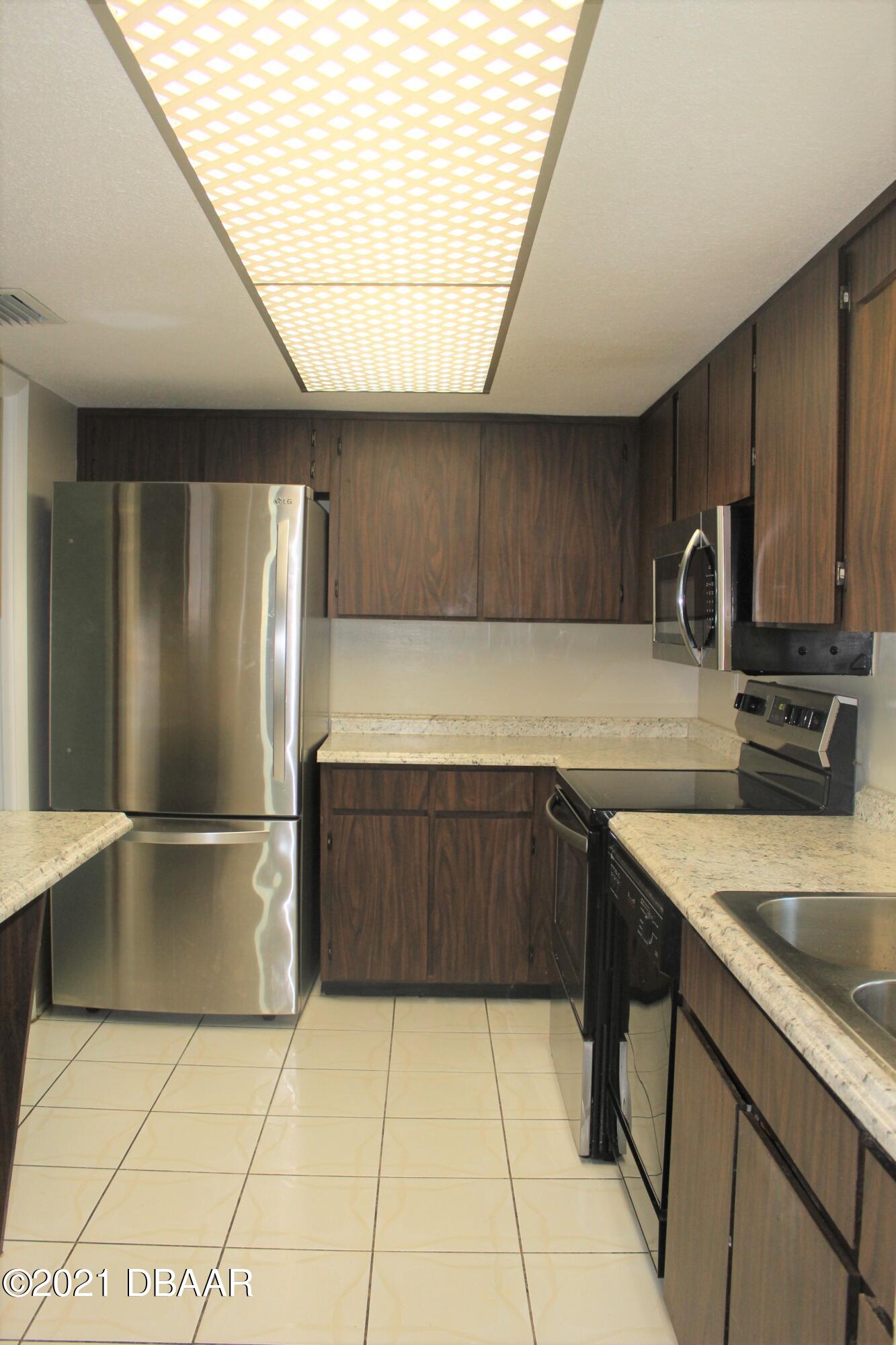 231 Sanchez Avenue Ormond Beach, FL 32174 - Photo 5 of 25 Kitchen