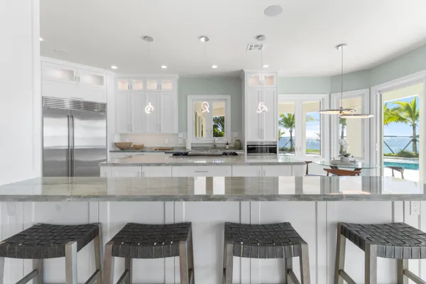 $5,895,000 | 526 Point Lane, Vero Beach, FL 32963