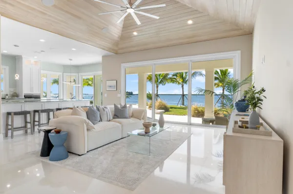 $5,895,000 | 526 Point Lane, Vero Beach, FL 32963