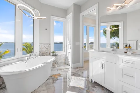 $5,895,000 | 526 Point Lane, Vero Beach, FL 32963