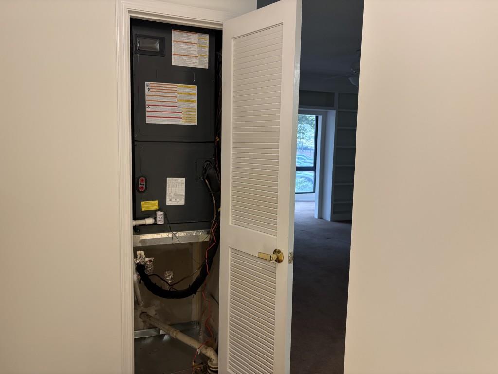 1800 Clairmont Lake, Unit 124 Decatur, GA 30033 - Photo 18 of 22 a bathroom with a sink and a mirror