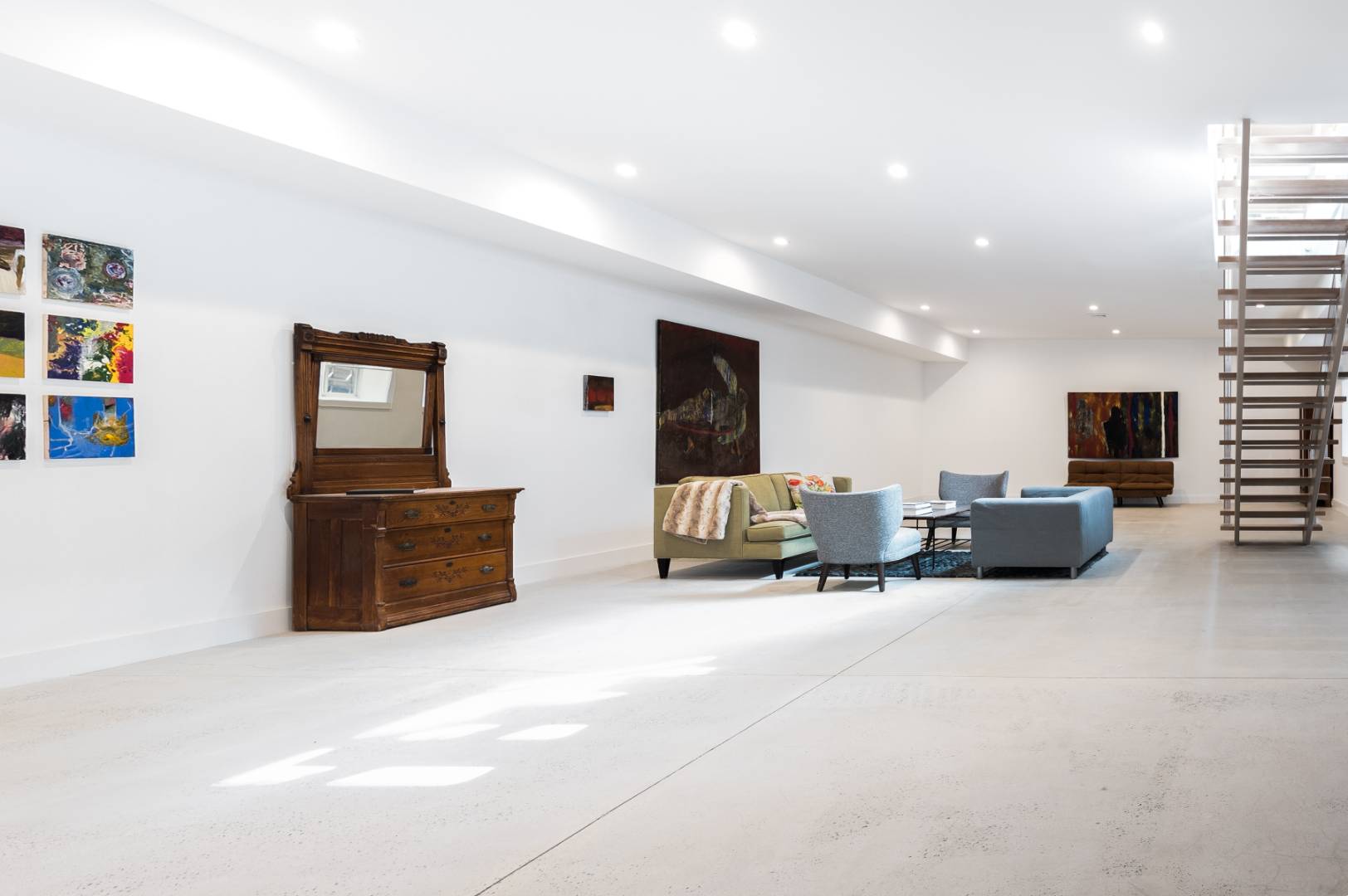 6 Landfall Circle East Hampton, NY 11937 - Photo 19 of 26 a living room with furniture a flat screen tv and dresser