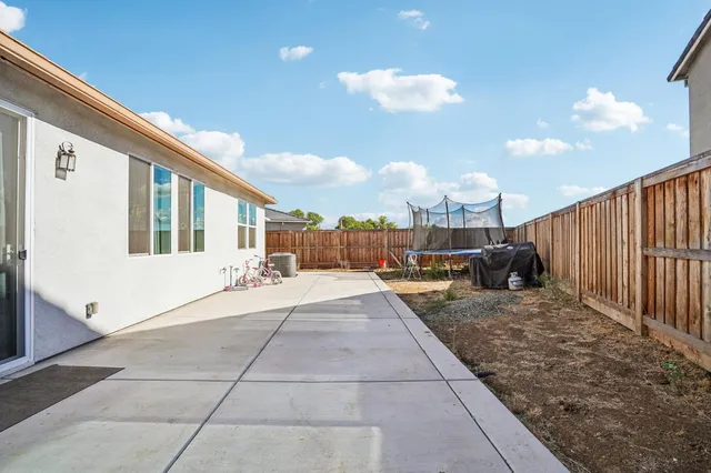 a view of a house with backyard