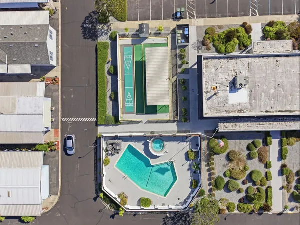 a view of entryway with outdoor area
