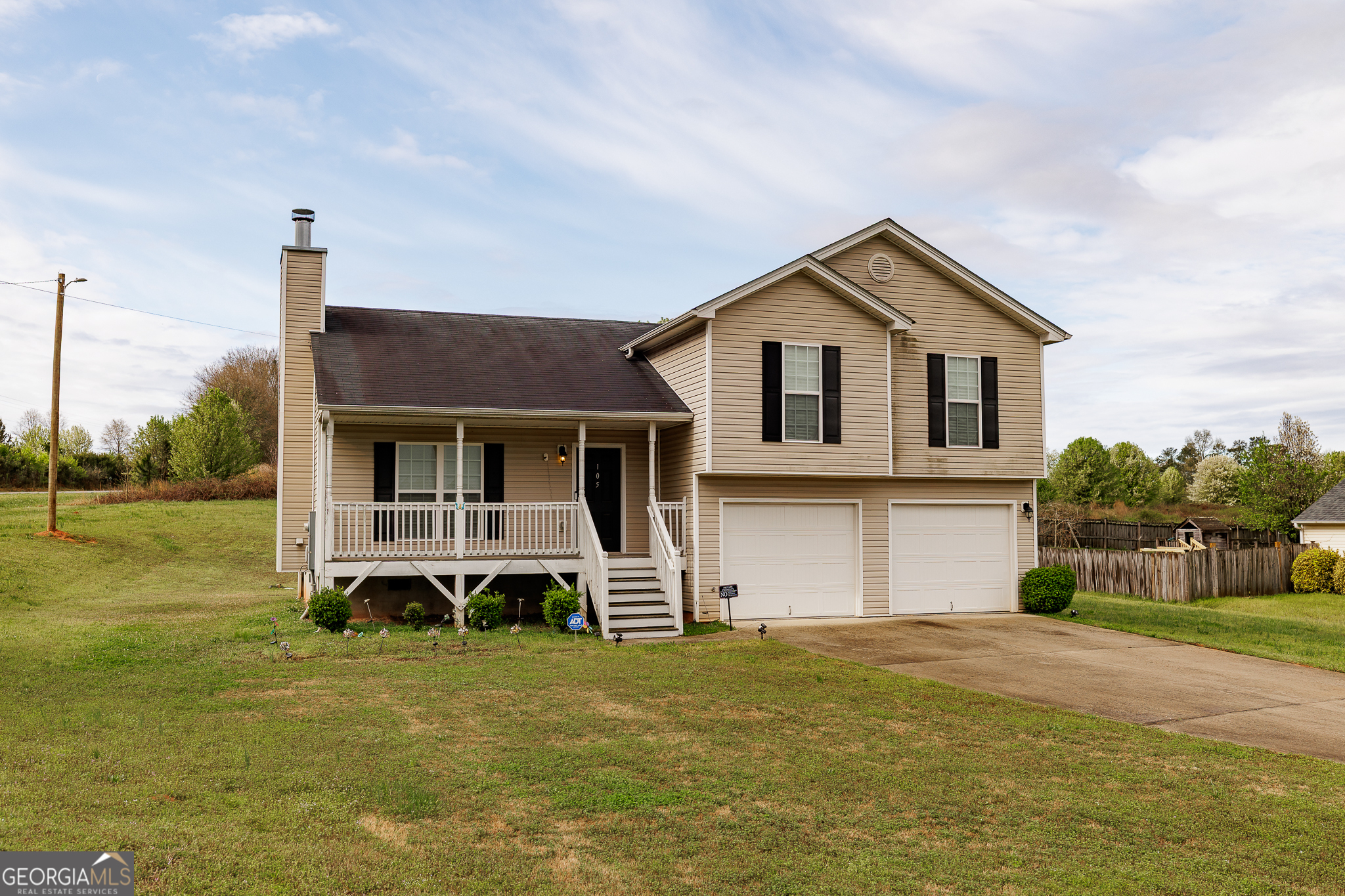 a view of a house with a yard