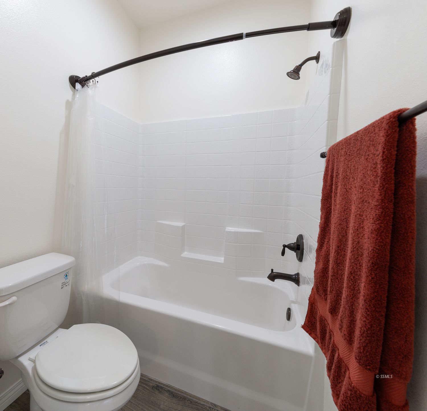 133 Rancho Del Cerro Ridgecrest, CA 93555 - Photo 33 of 50 a bathroom with a toilet and a bathtub
