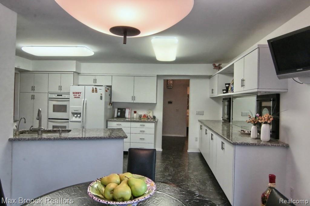 30030 High Valley Road Farmington Hills, MI 48331 - Photo 10 of 28
