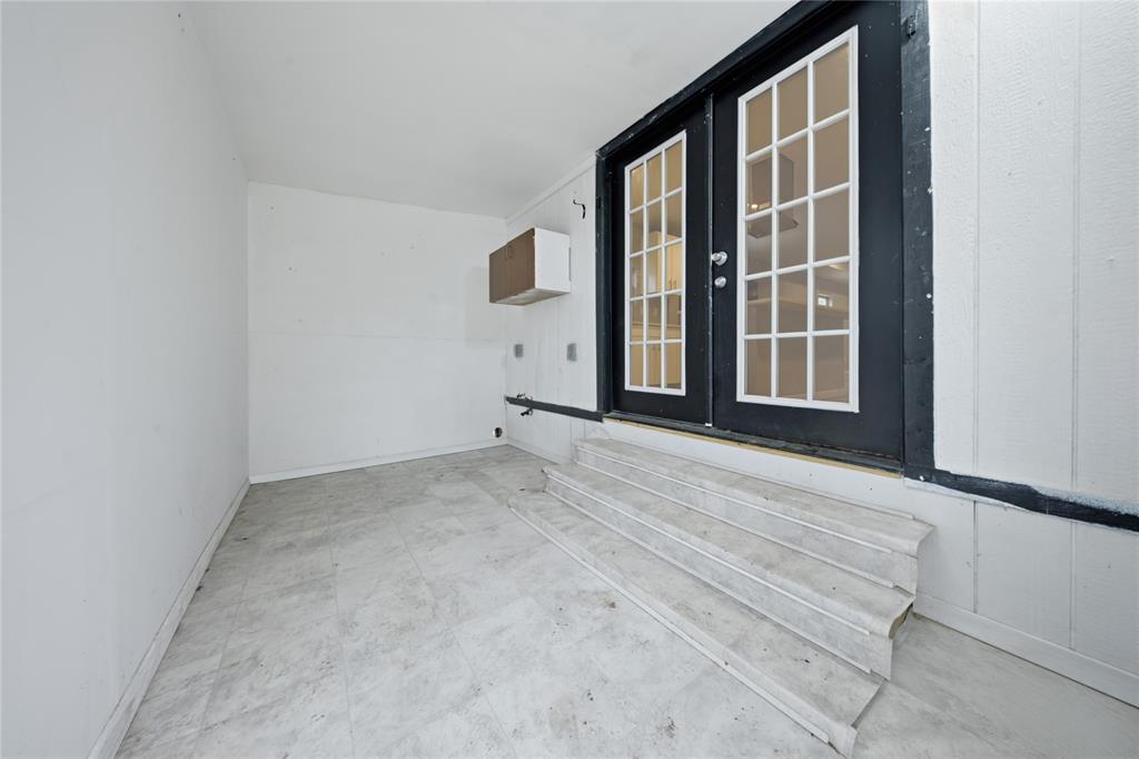 2350 West Cherry Street Paris, TX 75460 - Photo 15 of 18 an empty room with windows