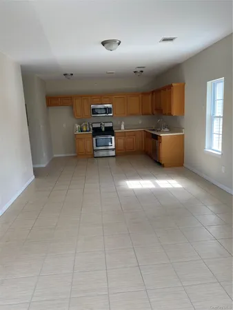 $2,000 | 401 Bluestone Court, Unit 202, Maybrook, NY 12543