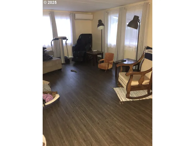 a view of livingroom with furniture and a mirror