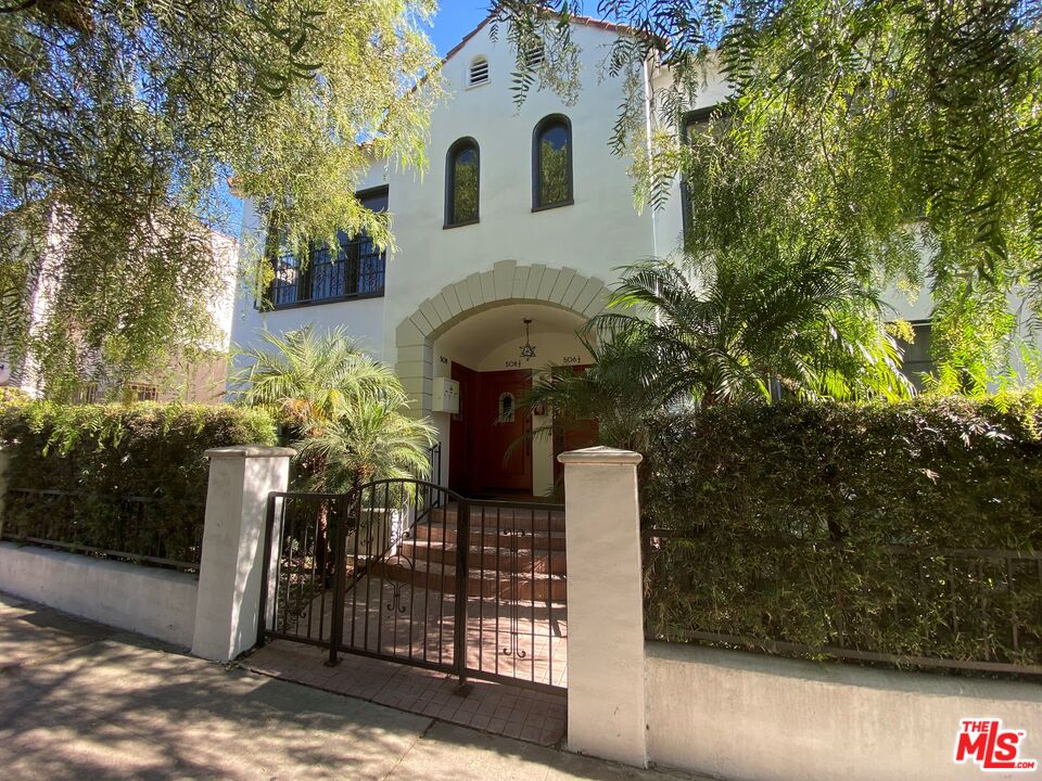 506 North Spaulding Avenue Los Angeles, CA 90036 - Photo 1 of 23 a front view of a house with garden