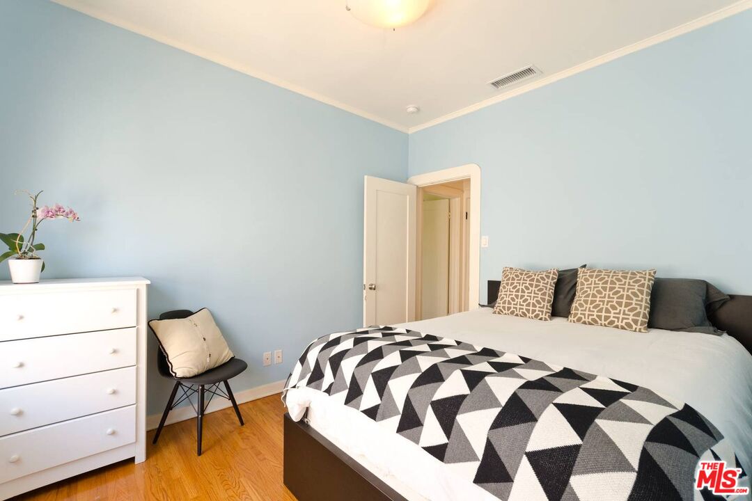 506 North Spaulding Avenue Los Angeles, CA 90036 - Photo 13 of 23 a bedroom with a bed and a lamp on dresser